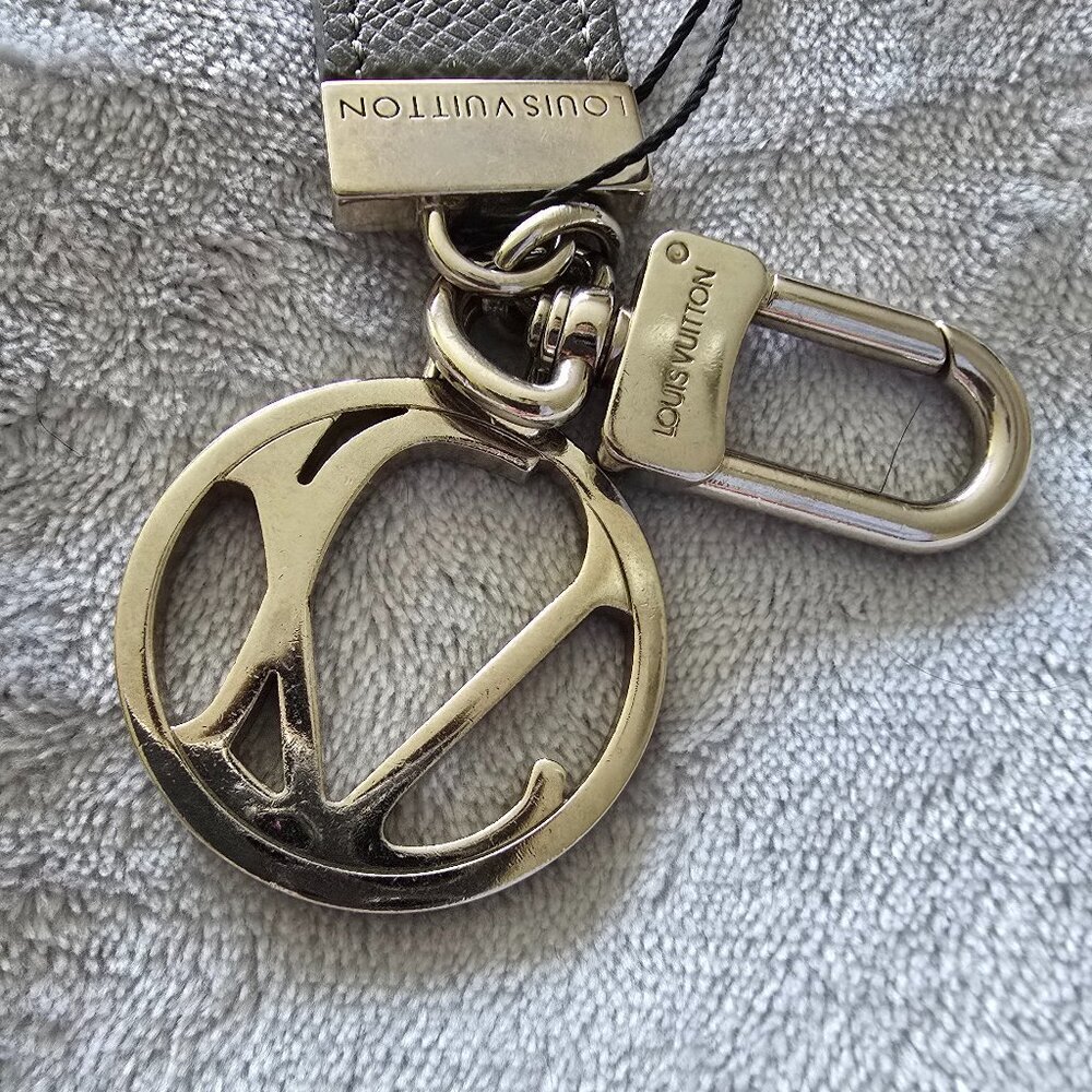 Louis Vuitton Leather Silver Taiga Keychain Bag Charm Pendant - Picture 3 of 5